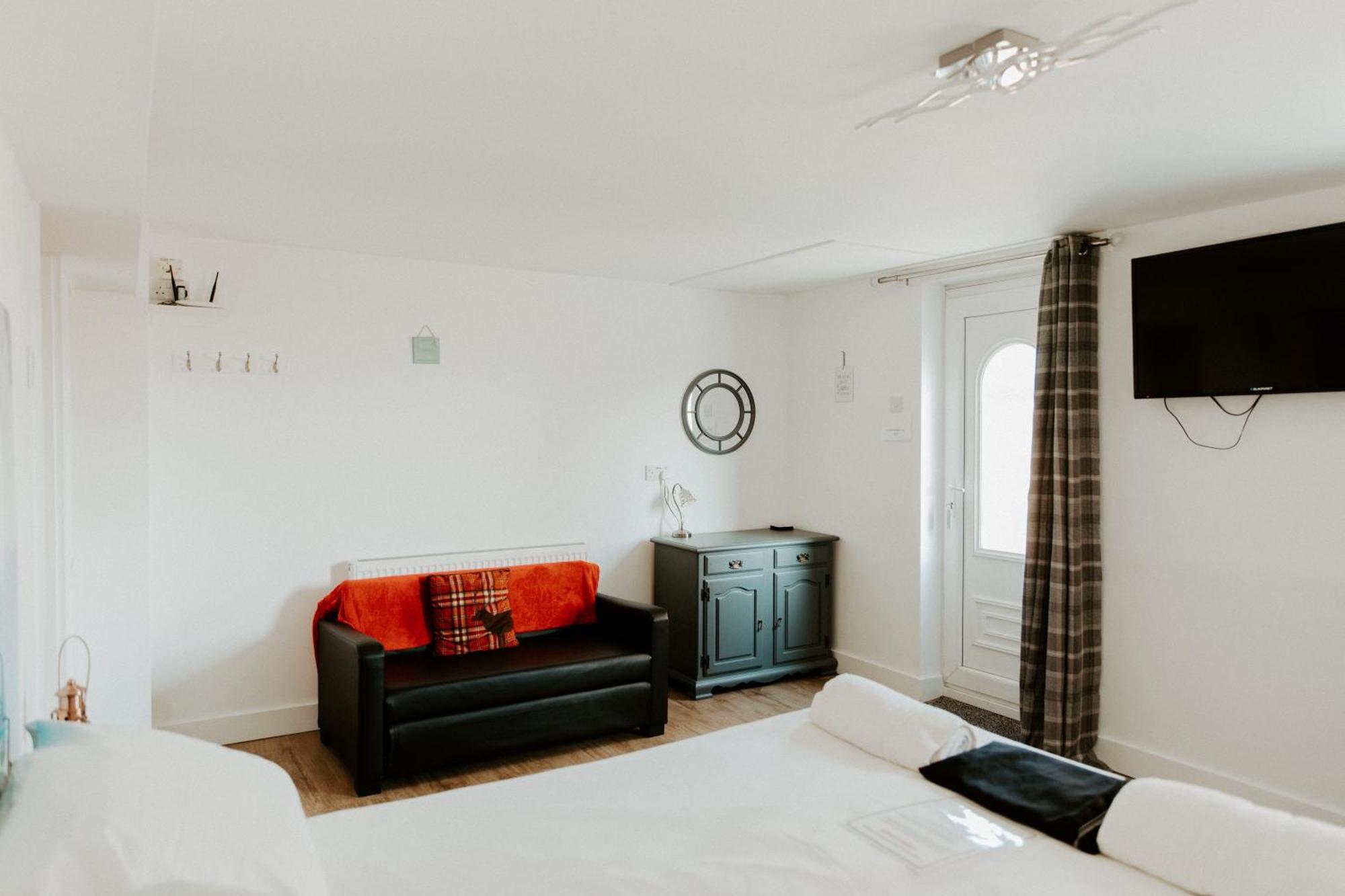 Upside Down House - Sleeps Up To 6 Guests - Great For Family And Friends Gatherings,Corporate Events ,Near Sherwood Forest At Fairview Farm In Nottingham Set In 88 Acres Zewnętrze zdjęcie