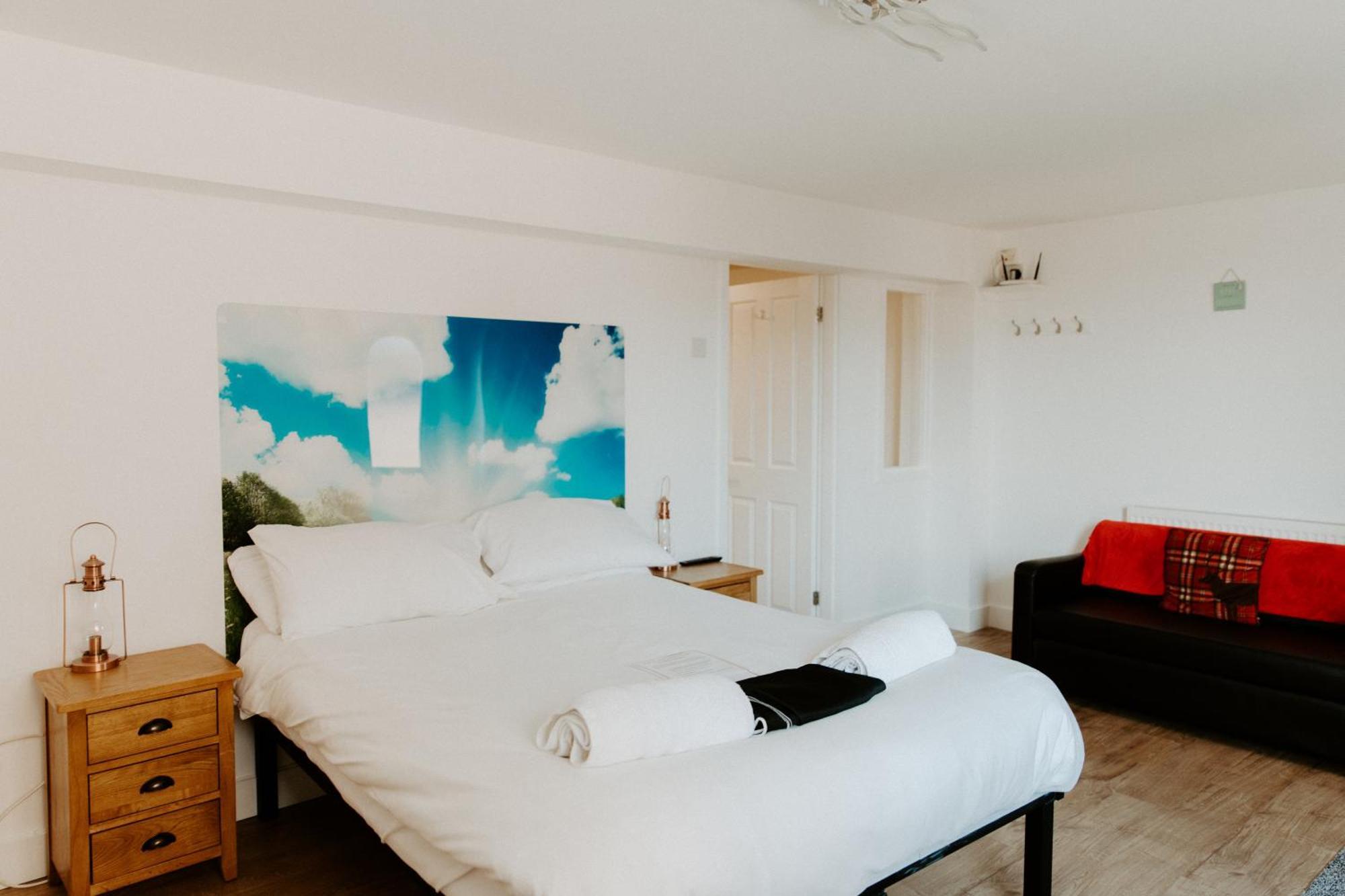 Upside Down House - Sleeps Up To 6 Guests - Great For Family And Friends Gatherings,Corporate Events ,Near Sherwood Forest At Fairview Farm In Nottingham Set In 88 Acres Zewnętrze zdjęcie