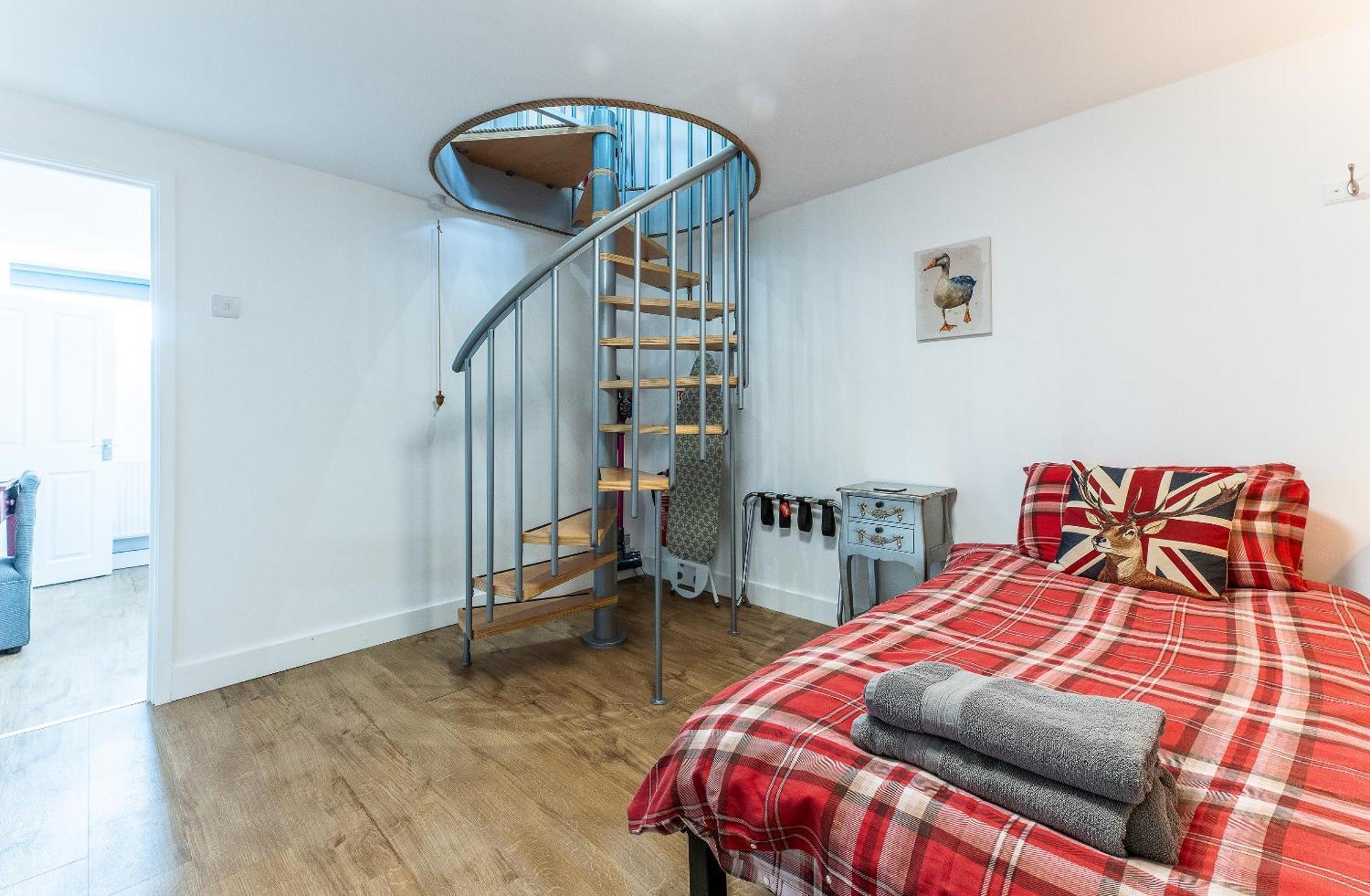 Upside Down House - Sleeps Up To 6 Guests - Great For Family And Friends Gatherings,Corporate Events ,Near Sherwood Forest At Fairview Farm In Nottingham Set In 88 Acres Zewnętrze zdjęcie