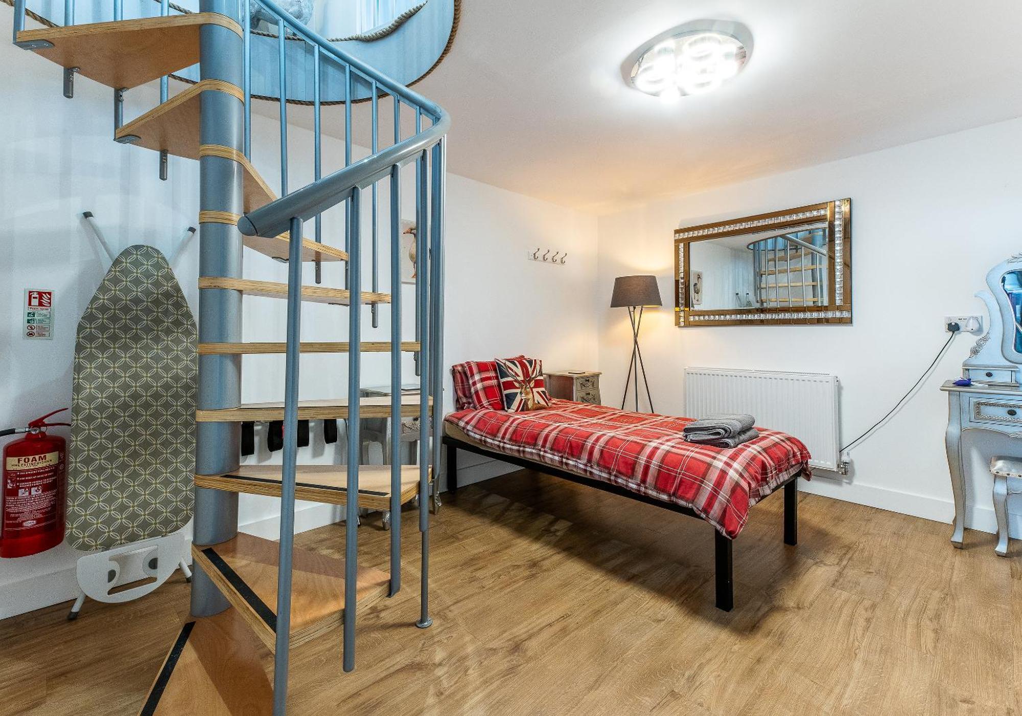Upside Down House - Sleeps Up To 6 Guests - Great For Family And Friends Gatherings,Corporate Events ,Near Sherwood Forest At Fairview Farm In Nottingham Set In 88 Acres Zewnętrze zdjęcie