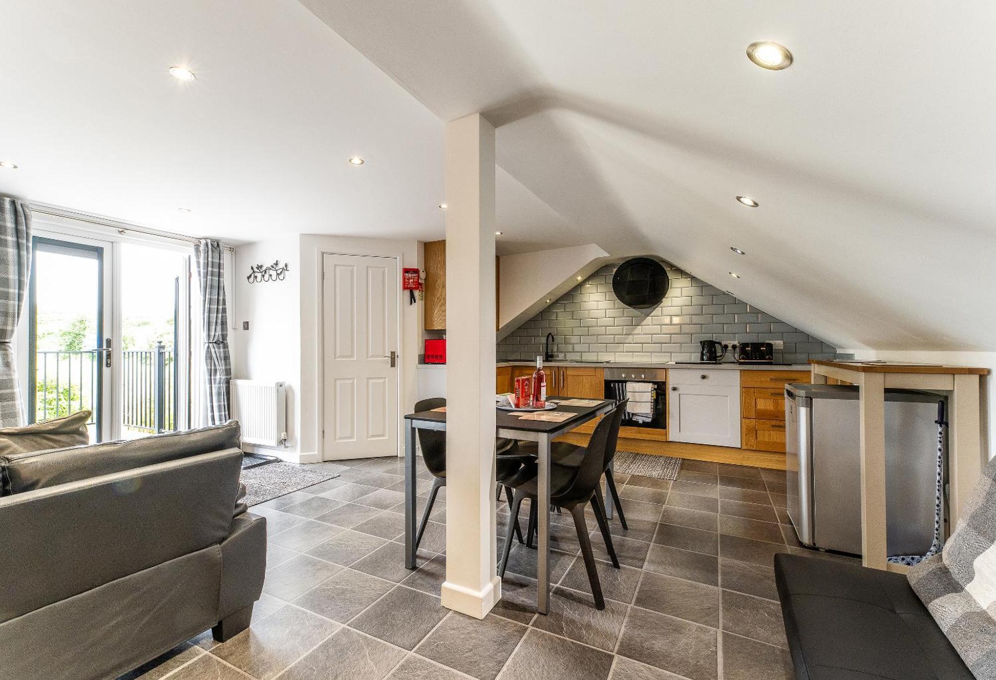 Upside Down House - Sleeps Up To 6 Guests - Great For Family And Friends Gatherings,Corporate Events ,Near Sherwood Forest At Fairview Farm In Nottingham Set In 88 Acres Zewnętrze zdjęcie