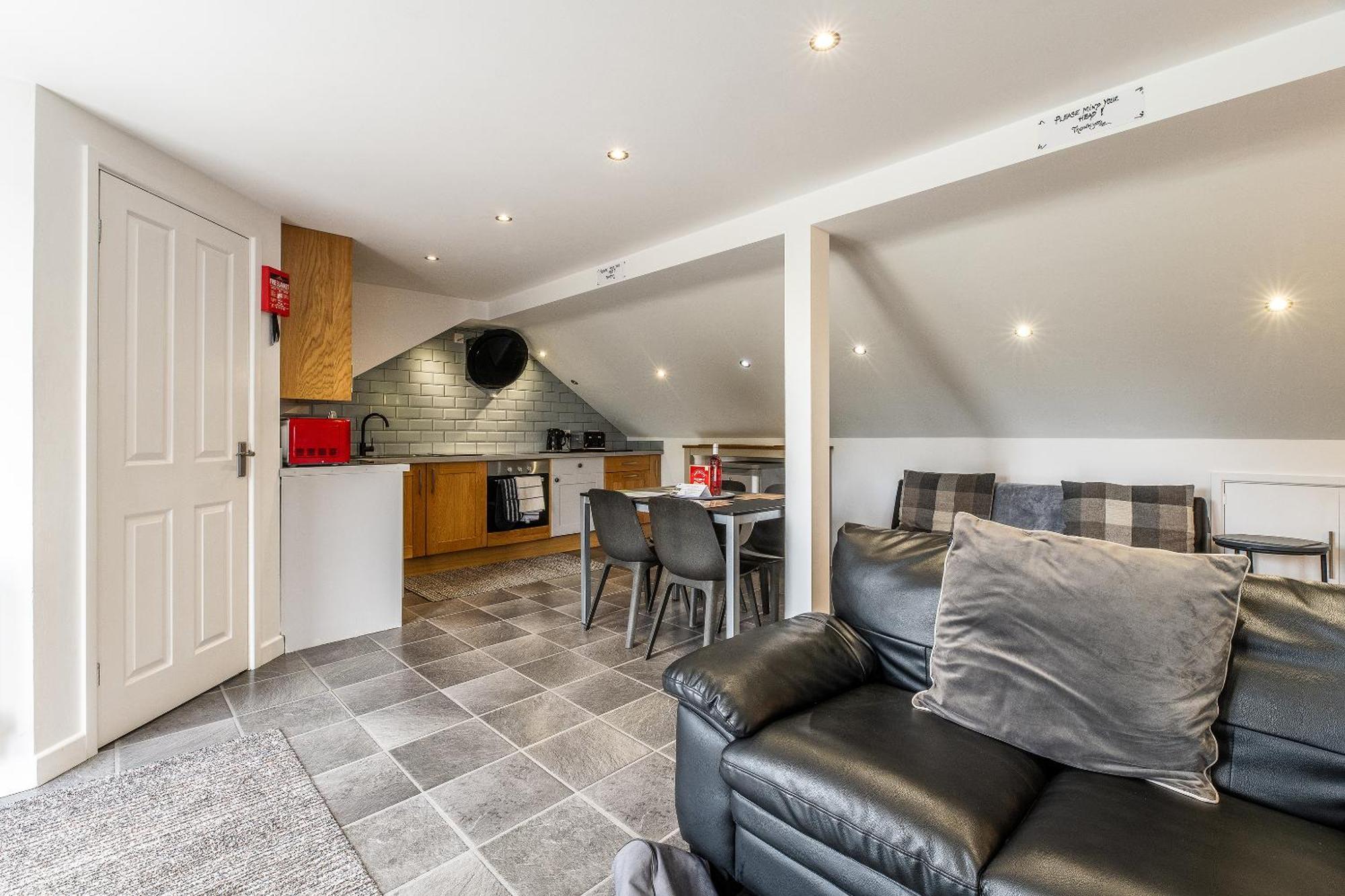 Upside Down House - Sleeps Up To 6 Guests - Great For Family And Friends Gatherings,Corporate Events ,Near Sherwood Forest At Fairview Farm In Nottingham Set In 88 Acres Zewnętrze zdjęcie