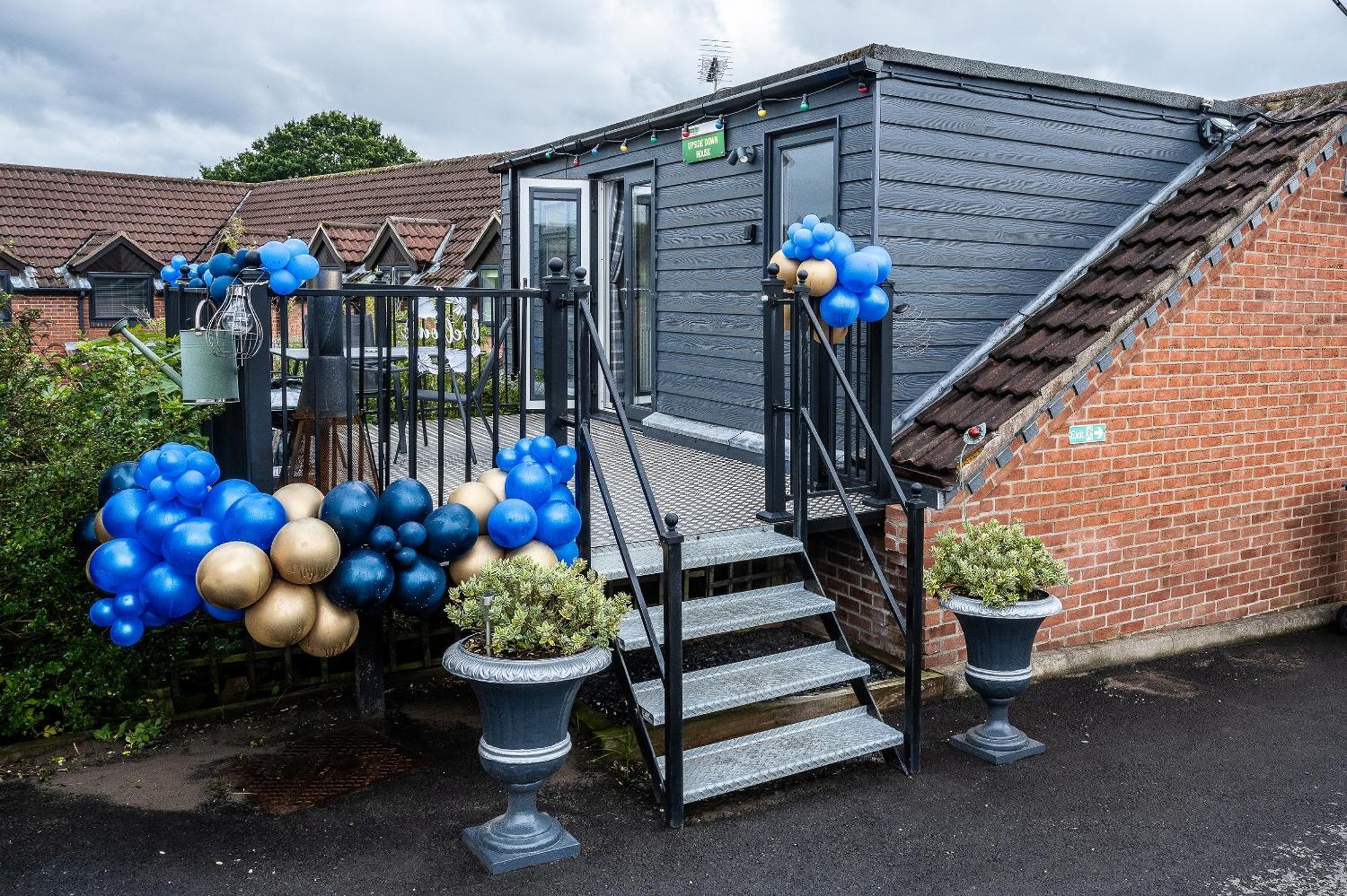Upside Down House - Sleeps Up To 6 Guests - Great For Family And Friends Gatherings,Corporate Events ,Near Sherwood Forest At Fairview Farm In Nottingham Set In 88 Acres Zewnętrze zdjęcie