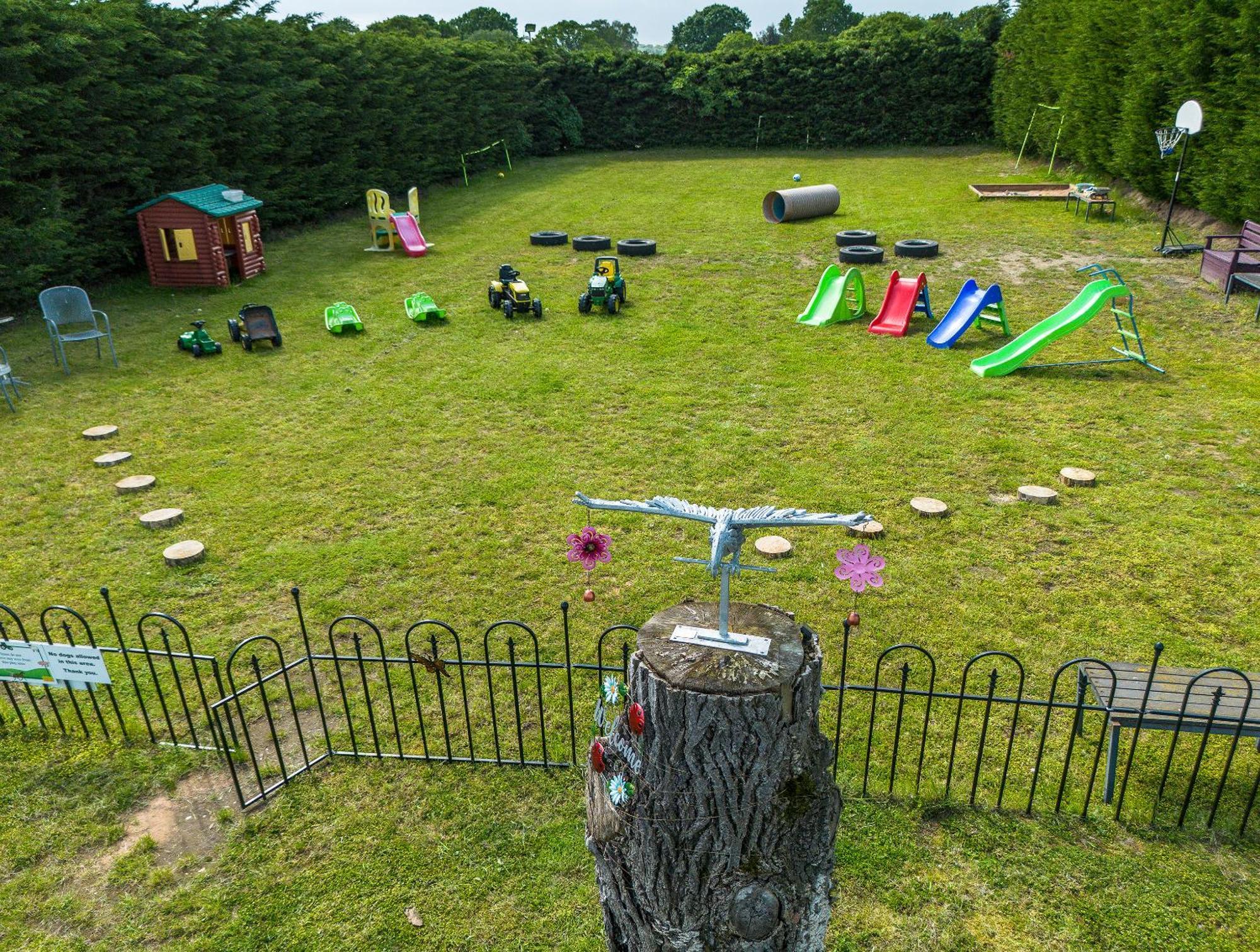 Upside Down House - Sleeps Up To 6 Guests - Great For Family And Friends Gatherings,Corporate Events ,Near Sherwood Forest At Fairview Farm In Nottingham Set In 88 Acres Zewnętrze zdjęcie