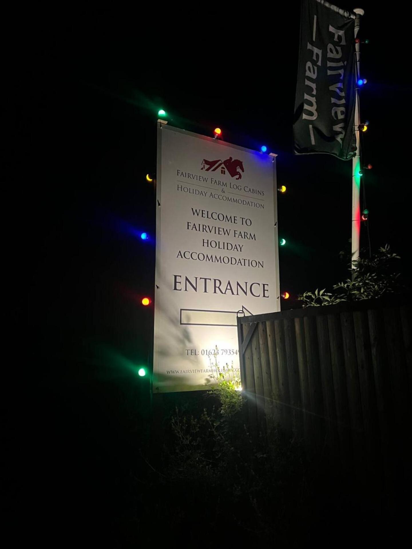 Upside Down House - Sleeps Up To 6 Guests - Great For Family And Friends Gatherings,Corporate Events ,Near Sherwood Forest At Fairview Farm In Nottingham Set In 88 Acres Zewnętrze zdjęcie