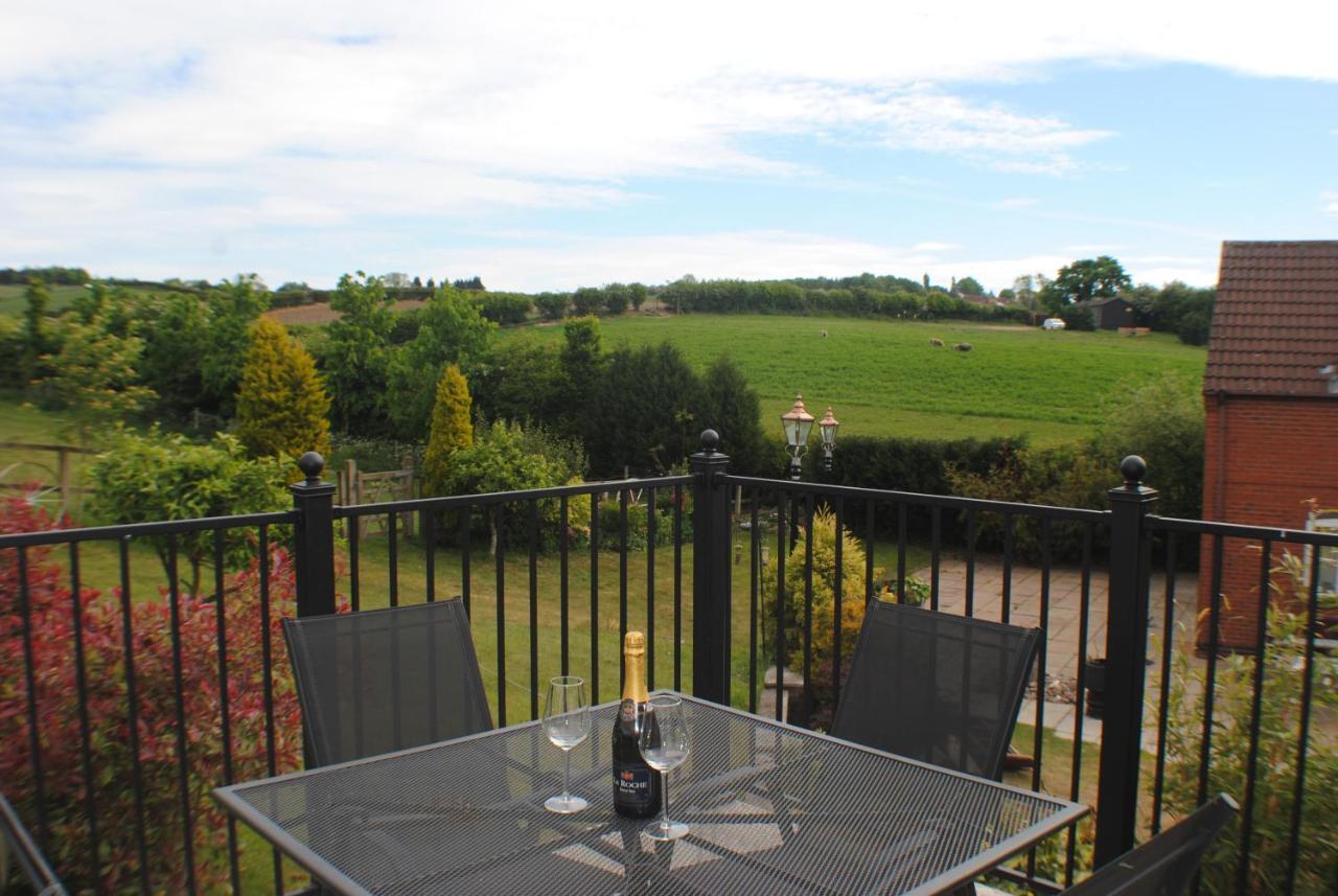 Upside Down House - Sleeps Up To 6 Guests - Great For Family And Friends Gatherings,Corporate Events ,Near Sherwood Forest At Fairview Farm In Nottingham Set In 88 Acres Zewnętrze zdjęcie