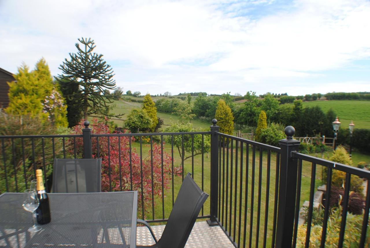 Upside Down House - Sleeps Up To 6 Guests - Great For Family And Friends Gatherings,Corporate Events ,Near Sherwood Forest At Fairview Farm In Nottingham Set In 88 Acres Zewnętrze zdjęcie